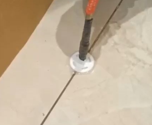 攀枝花瓷砖空鼓维修公司专业解答瓷砖在铺贴过程中，如果没有涂抹均匀到位的粘结材料（如水泥砂浆或瓷砖胶），可能会导致以下问题